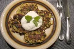 Knusprige Zucchini-R&ouml;sti mit Reibek&auml;se