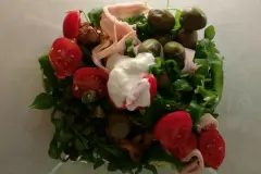 Rucola-Salat mit Pfifferlingen, Putenschinken und Kirschtomaten