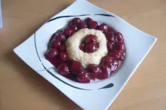 Grie&szlig;flammeri mit warmem Kirschkompott