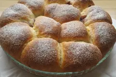 Gef&uuml;llte Buchteln mit Zwetschgenmarmelade