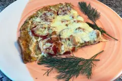 H&auml;hnchen-Pizza vom Blech mit Zucchini-Boden