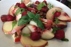 Nektarinen-Tomatensalat mit Himbeeren und Mozzarella
