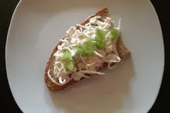 Brotaufstrich mit R&auml;ucherforelle, Sojasprossen und Stangensellerie