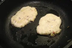 Luftig-lockerer Eierkuchen mit Apfel und Schinken