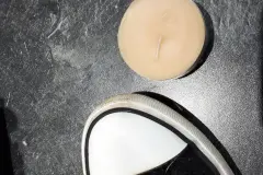 Turnschuhe mit wei&szlig;en Kappen vor Schmutz sch&uuml;tzen