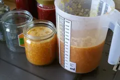 Marmelade kleckerfrei in Gl&auml;ser f&uuml;llen