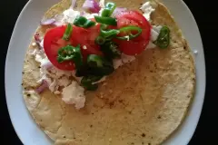Pinienkernpfannkuchen gef&uuml;llt mit Schafsk&auml;se, Tomaten und Grillpaprika