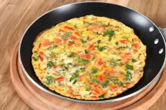 Kr&auml;uter-Omelette mit sonnengereiften Tomaten und Schafsk&auml;se