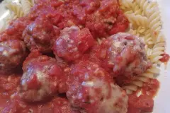 Hackb&auml;llchen in Tomatenso&szlig;e