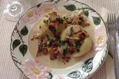 Kl&ouml;&szlig;e mit Pfifferling-Rahmso&szlig;e