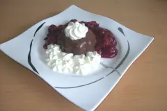 Selbst gemachter Schokopudding mit Kirschkompott und Sahne