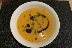 K&uuml;rbissuppe mit Kokosmilch und Birne