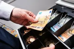 Geld abheben beim Einkaufen