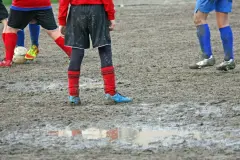 Fu&szlig;ballkids und Regenmatsch - so bleibt das Auto verschont