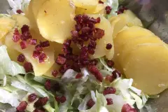 Eisbergsalat mit Kartoffeln und gebratenem Speck