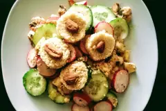 Fusionsk&uuml;che: Couscous-Mandeltaler auf Gem&uuml;se-Obazdadip mit Garnelen