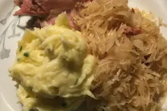 Resteverwertung: Eisbein mit Sauerkraut und Kartoffelp&uuml;ree