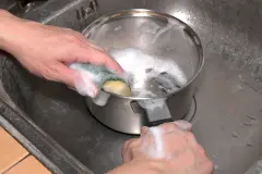 Angebranntes aus dem Topf entfernen