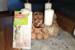 Kerzen auf dem Adventskranz ausrichten