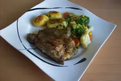 W&uuml;rziges Kotelett mit Kr&auml;uter-Panade