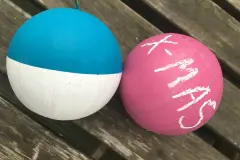 Weihnachtskugeln mit Tafellack & Kreide basteln