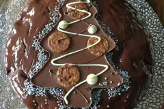 Fruchtige Schokotorte in festlichem Gewand