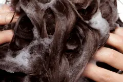 Haarspray aus dem Haar entfernen
