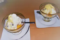 Kleines Stracciatella-Eis-Dessert