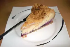 K&auml;sekuchen mit Mandelstreusel und Heidelbeeren