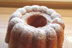 Quark-Gugelhupf aus Hefeteig