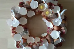 Osterkranz: Kranz mit Eierschalen dekorieren