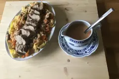 Schweinefilet auf Gem&uuml;se-Nudeln mit K&auml;seso&szlig;e