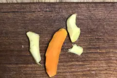 F&uuml;r die erste Variante wird zun&auml;chst die Kurkuma-Paste zubereitet. Daf&uuml;r die frische Kurkumawurzel und den Ingwer sch&auml;len und mit einer Reibe in einen kleinen Topf mit ca. 120 ml Wasser reiben.