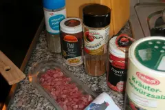 Die Gew&uuml;rze nach Geschmack zugeben und das Ganze mit Meerrettich-Frischk&auml;se, saurer Sahne und ein wenig Schlagsahne einreduzieren lassen.