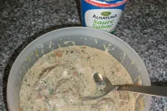 Die Gew&uuml;rze nach Geschmack zugeben und das Ganze mit Meerrettich-Frischk&auml;se, saurer Sahne und ein wenig Schlagsahne einreduzieren lassen.