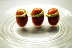 Mini-Tomaten gef&uuml;llt mit Guacahummus