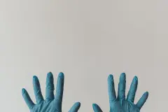 Handschuhe beim Einkaufen: Schutz oder Keimschleuder?