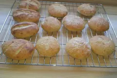 Weizenbr&ouml;tchen mit wilder Hefe backen
