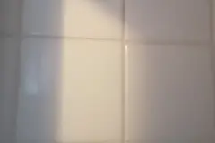 Vergilbte Fliesen und Fugen wieder strahlend wei&szlig;