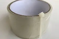 Klebeband-Ende auf der Rolle mit Kabelbinder sichern