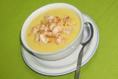 Asiatische Maiscremesuppe mit gebratenen Garnelen
