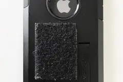 Ich schnitt von einem Klettverschluss ein quadratisches St&uuml;ck ab und klebte die weiche Flies-Fl&auml;che an die R&uuml;ckseite der Handy-Schutzh&uuml;lle.