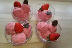 Softes Erdbeereis aus 3 nat&uuml;rlichen Zutaten