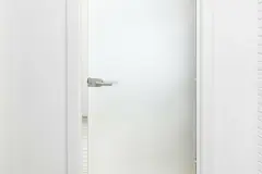 Reste vom Klebeband von satiniertem Glas entfernen
