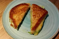 Herzhaft gebratenes Sandwich aus der Pfanne