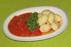 Polenta-Gnocchi mit Tomatenconcasse und Petersilienpesto