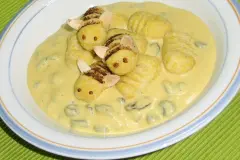 Kartoffel-Grie&szlig;-Gnocchi mit Bl&uuml;tenpollen-Quarkspeise