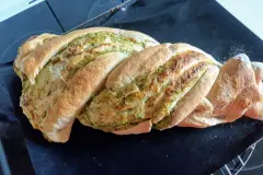 Gezwirbeltes K&auml;se-Kr&auml;uter-Grillbrot