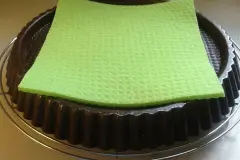 Angeklebten Tortenboden nach dem Backen aus der Form l&ouml;sen