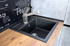 Schwarzes Sp&uuml;lbecken reinigen